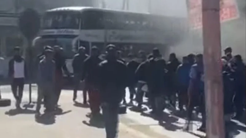 Batalla campal entre colectiveros y trabajadores de un mayorista: ¿qué pasó?