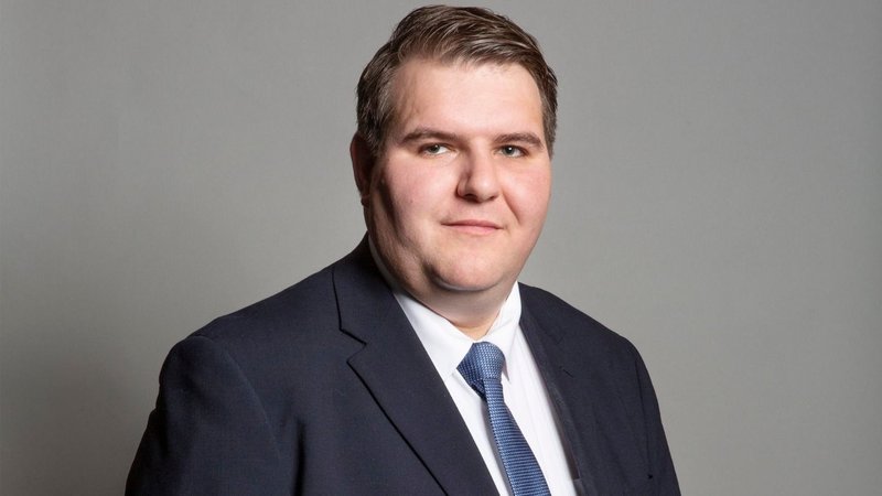 Jamie Wallis se convirtió en el primer diputado británico en declararse abiertamente trans