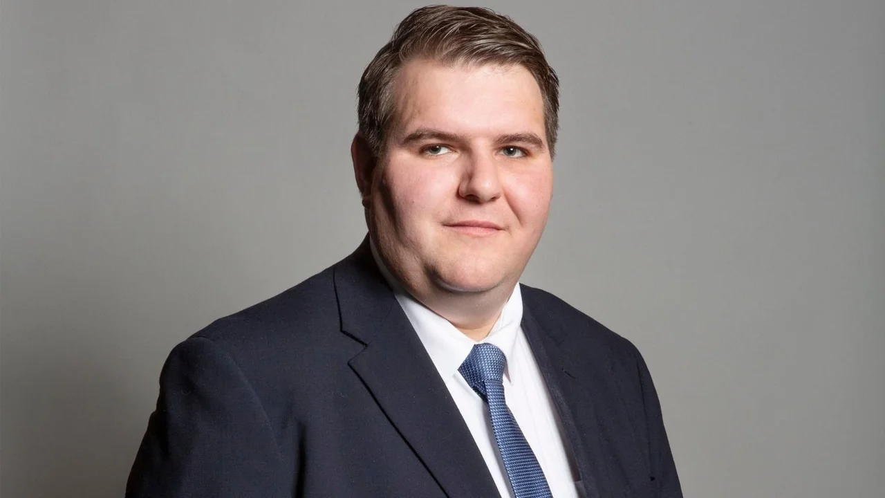 Jamie Wallis se convirtió en el primer diputado británico en declararse abiertamente trans