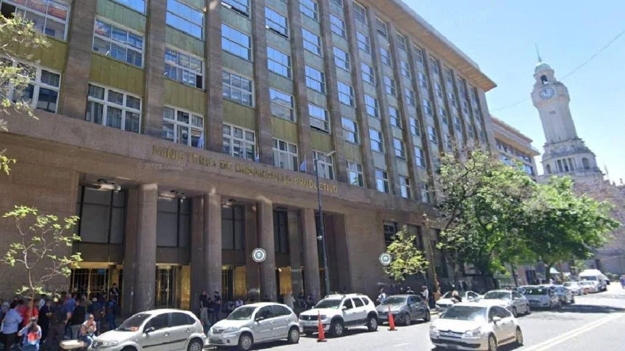 Encontraron muerto a un hombre en las puertas del Ministerio de Desarrollo Productivo
