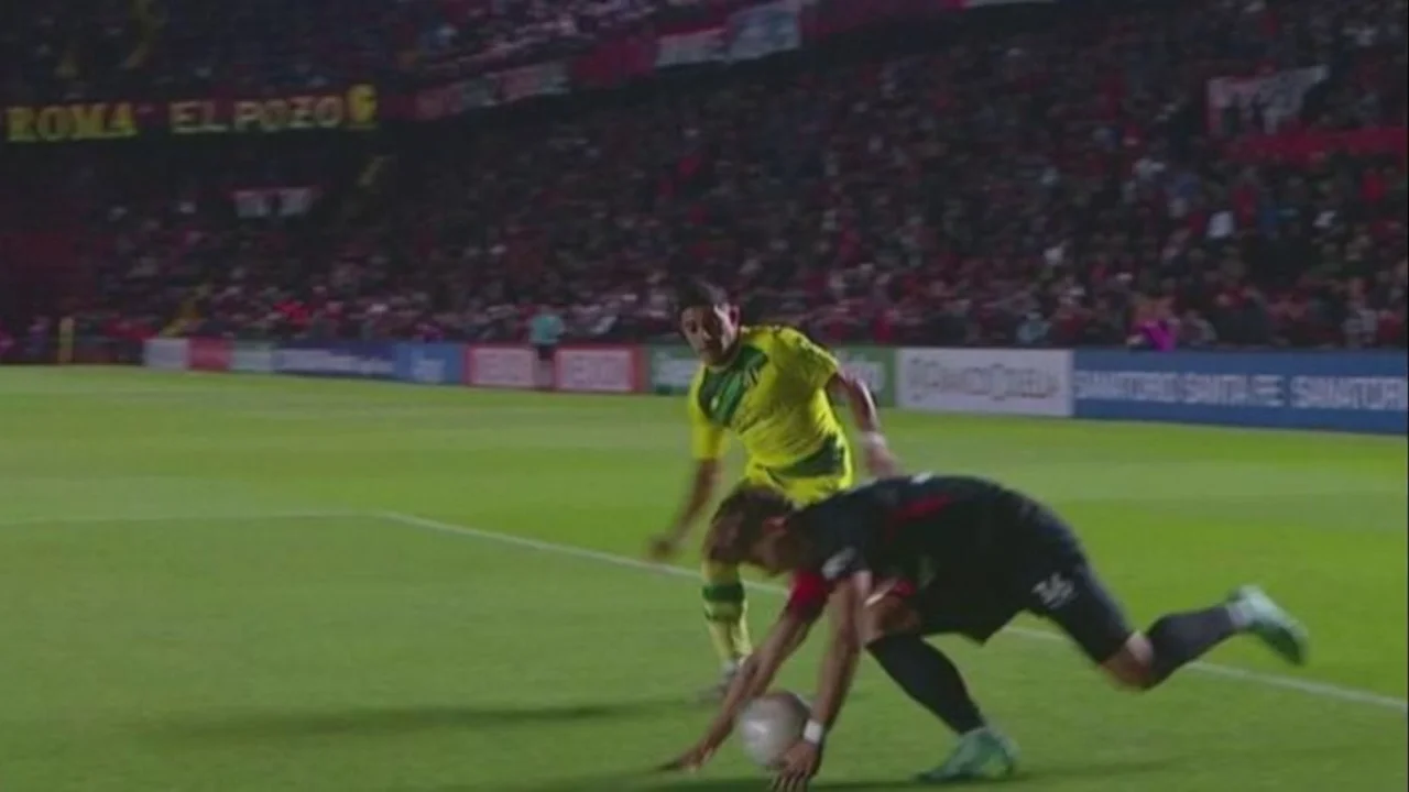 El VAR debutó en el fútbol argentino con un penal insólito