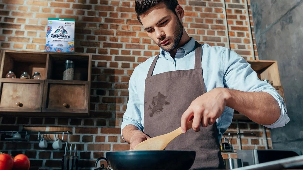 hombre cocinando