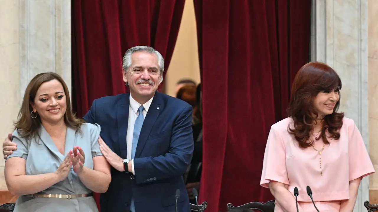 Alberto habló de "inhabilitación política" a Cristina y conformó al kirchnerismo