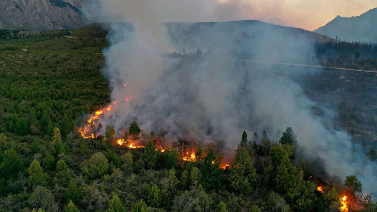 Se desató un incendio forestal en El Bolsón, sin peligro en las viviendas cercanas.