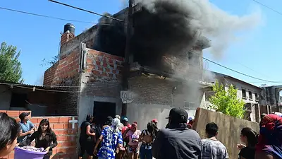 Rosario en llamas: enfrentamiento a piedrazos y tiros entre vecinos y presuntos narcos Rosario en llamas: enfrentamiento a piedrazos y tiros entre vecinos y presuntos narcos