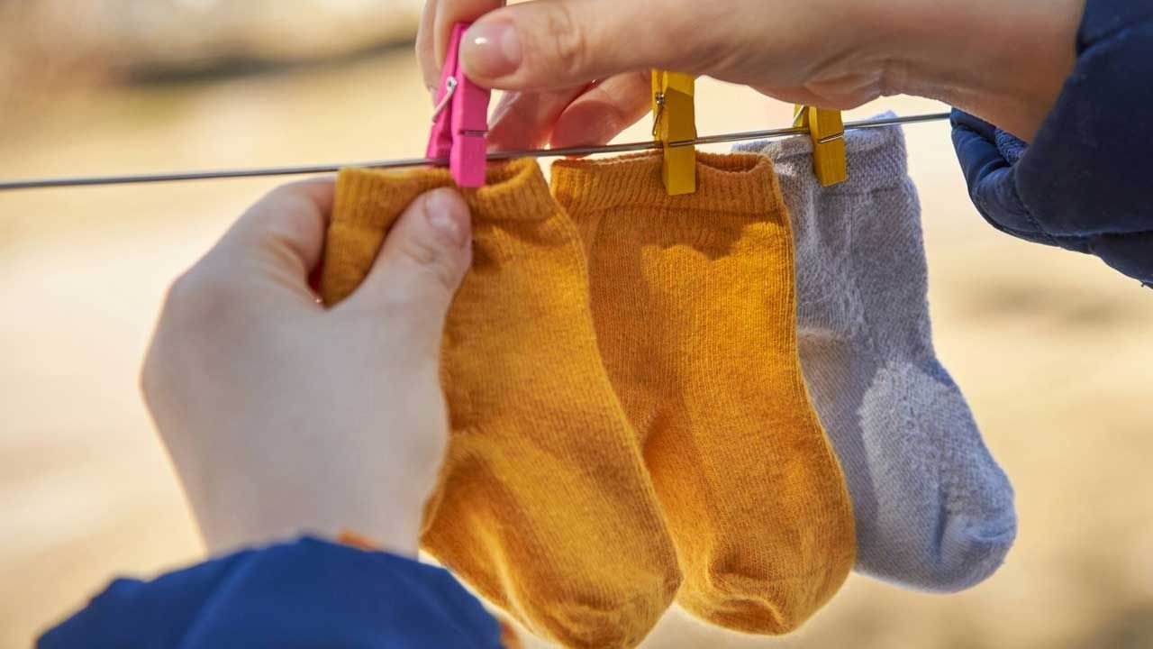 Dos pares de medias colgadas en la soga