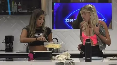 Julieta y Camila se trenzaron en Gran Hermano y Telefe cortó la transmisión. Julieta y Camila se trenzaron en Gran Hermano y Telefe cortó la transmisión.