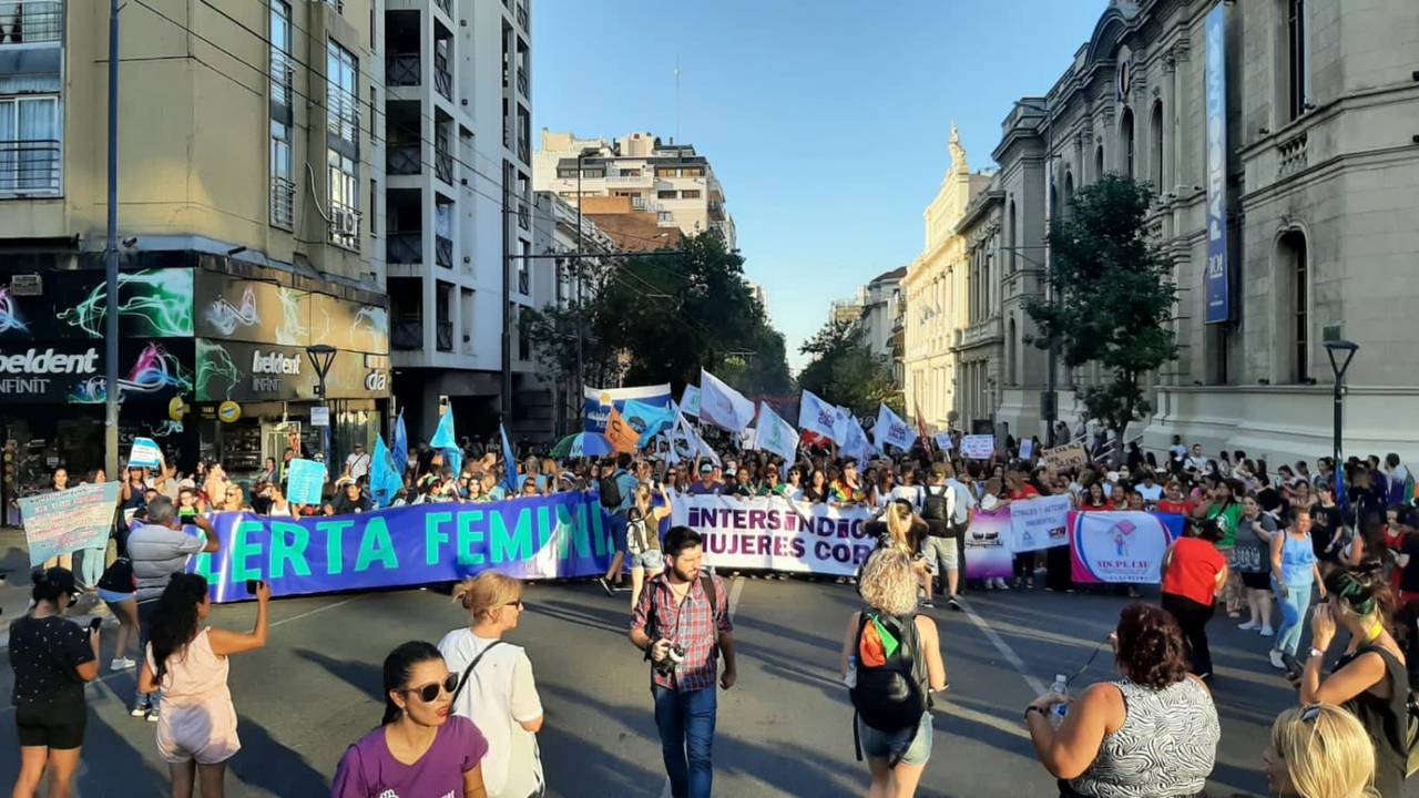 Una marea feminista recorrió el centro de Córdoba