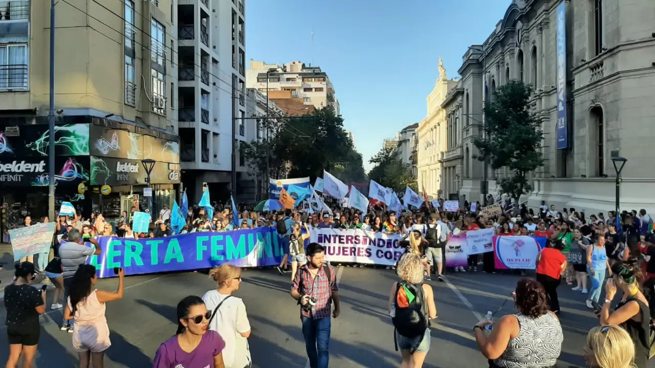 Una marea feminista recorrió el centro de Córdoba
