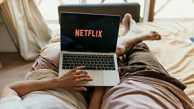 Dos personas viendo Netflix en una computadora Dos personas viendo Netflix en una computadora