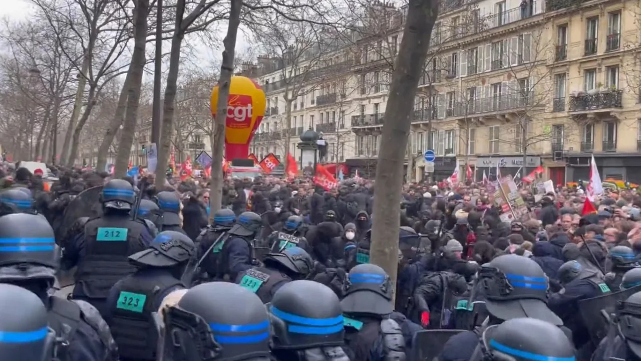 Manifestantes rechazaron la reforma previsional de Macron y la policía los reprimió 