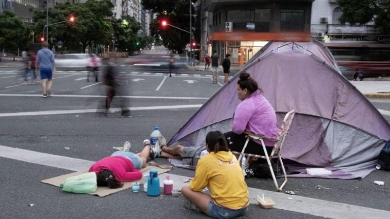Acampe en la avenida 9 de julio