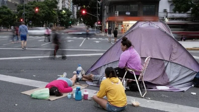 Acampe en la avenida 9 de julio