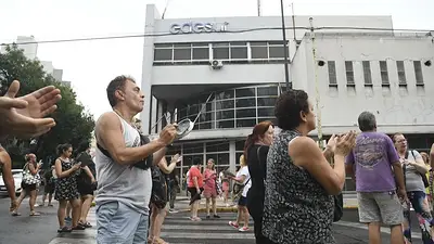 Protesta de vecinos frente a Edesur: llegó la Policía y armó un cordón Protesta de vecinos frente a Edesur: llegó la Policía y armó un cordón