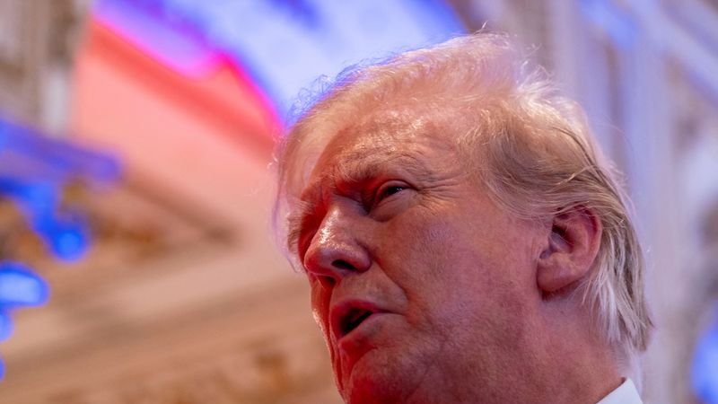 La actriz Stormy Daniels habla con los fiscales que investigan un pago de Trump