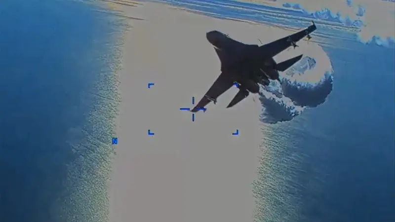 Tensión con Rusia: EEUU muestra a un avión lanzando combustible sobre su dron