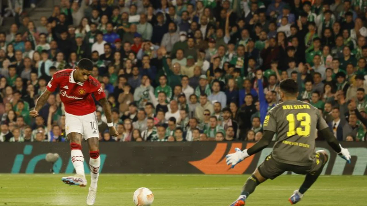 El Manchester United apea al Betis de la Europa League, el Sevilla avanza por los pelos