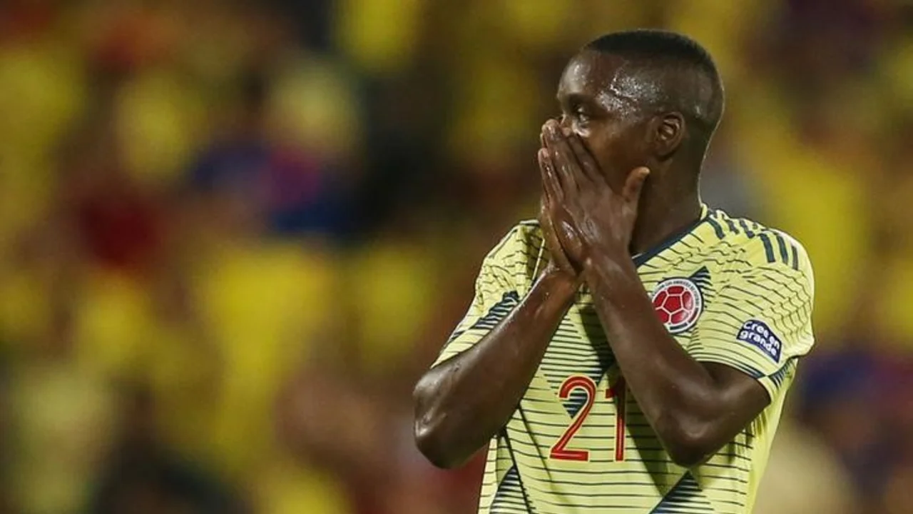 Colombiano Carbonero sufre grave lesión de rodilla y será baja en Racing Club y seleccionado