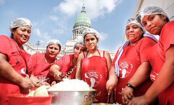 Chicas superpoderosas:  el trabajo de las Cocineras comunitarias | 8m