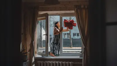 Mujer limpiando una ventana Mujer limpiando una ventana