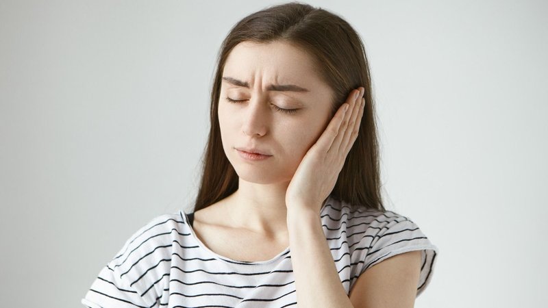 Mujer con dolor de oido