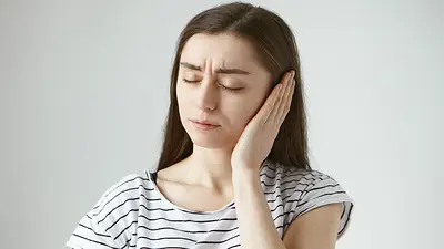 Mujer con dolor de oido Mujer con dolor de oido