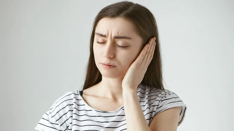 Mujer con dolor de oido