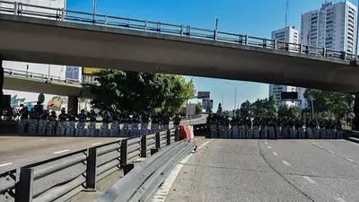 La Policía despliega un operativo por el corte en el Puente Pueyrredón y crece la tensión La Policía despliega un operativo por el corte en el Puente Pueyrredón y crece la tensión