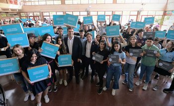Kicillof encabezó la entrega de 251 netbooks a estudiantes de Luján | Provincia de buenos aires