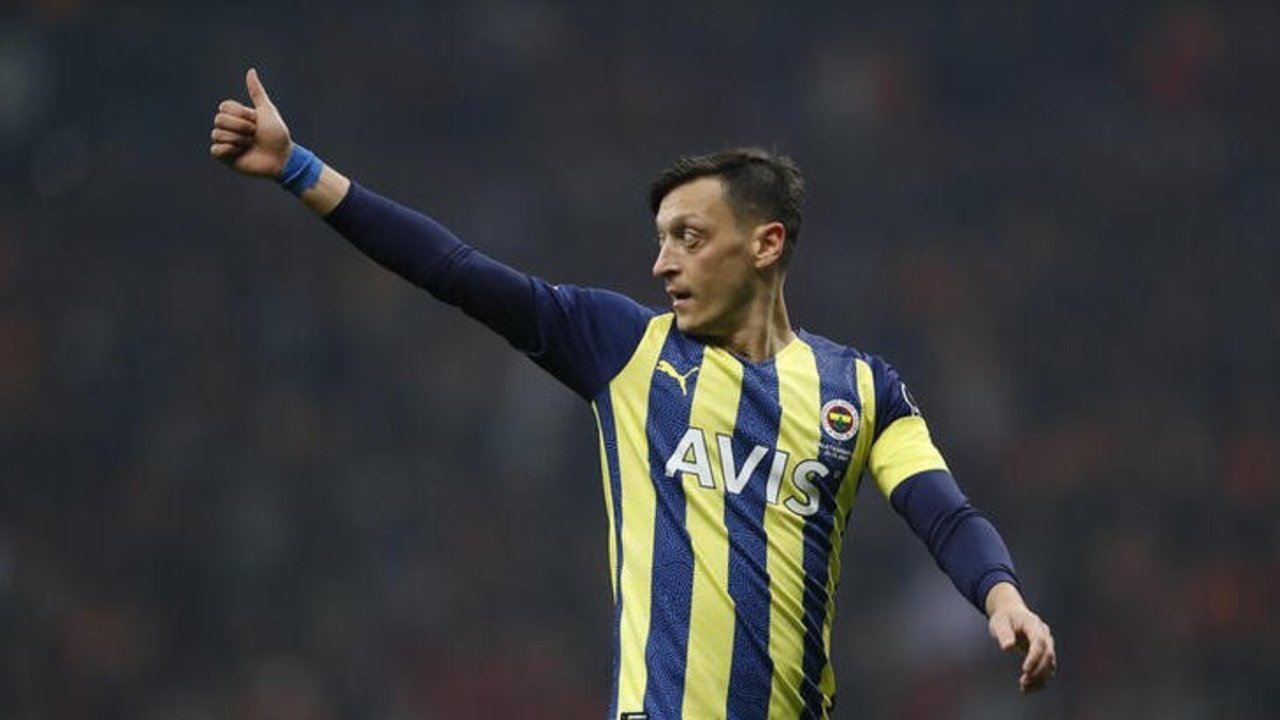 El centrocampista alemán Ozil anuncia el final de su carrera deportiva