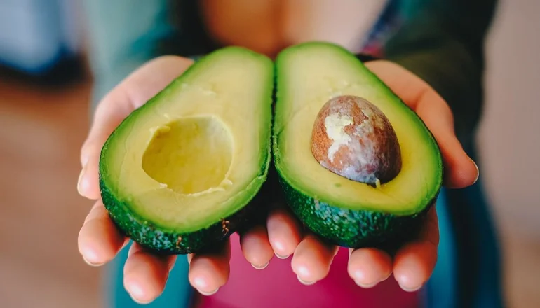 Palta cortada a la mitad