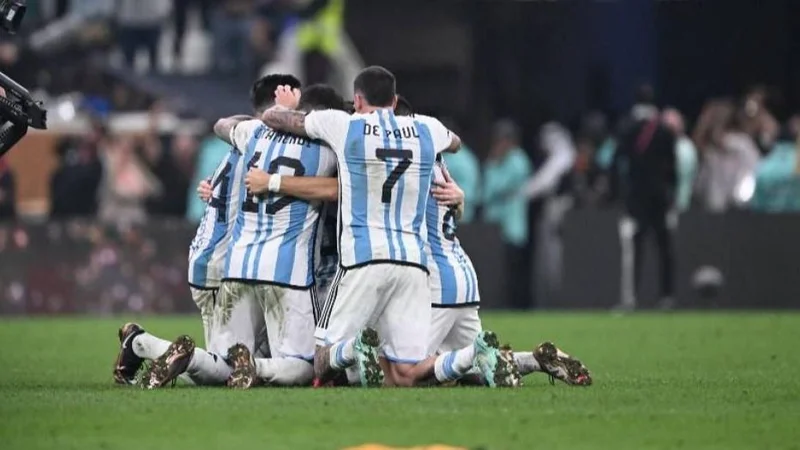 Una imagen que duele: la cábala de Paredes y De Paul que se rompió 