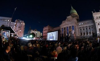 Más de 3 mil personas disfrutaron de “Argentina, 1985” en las escalinatas del Congreso | Cámara de diputados