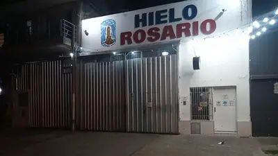 Video: atacaron a balazos una fábrica de hielo en Rosario y dejaron un mensaje mafioso Video: atacaron a balazos una fábrica de hielo en Rosario y dejaron un mensaje mafioso