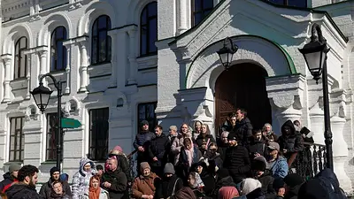 Una Iglesia acusada de vínculos con Moscú se resiste al desalojo de un monasterio en Kiev Una Iglesia acusada de vínculos con Moscú se resiste al desalojo de un monasterio en Kiev