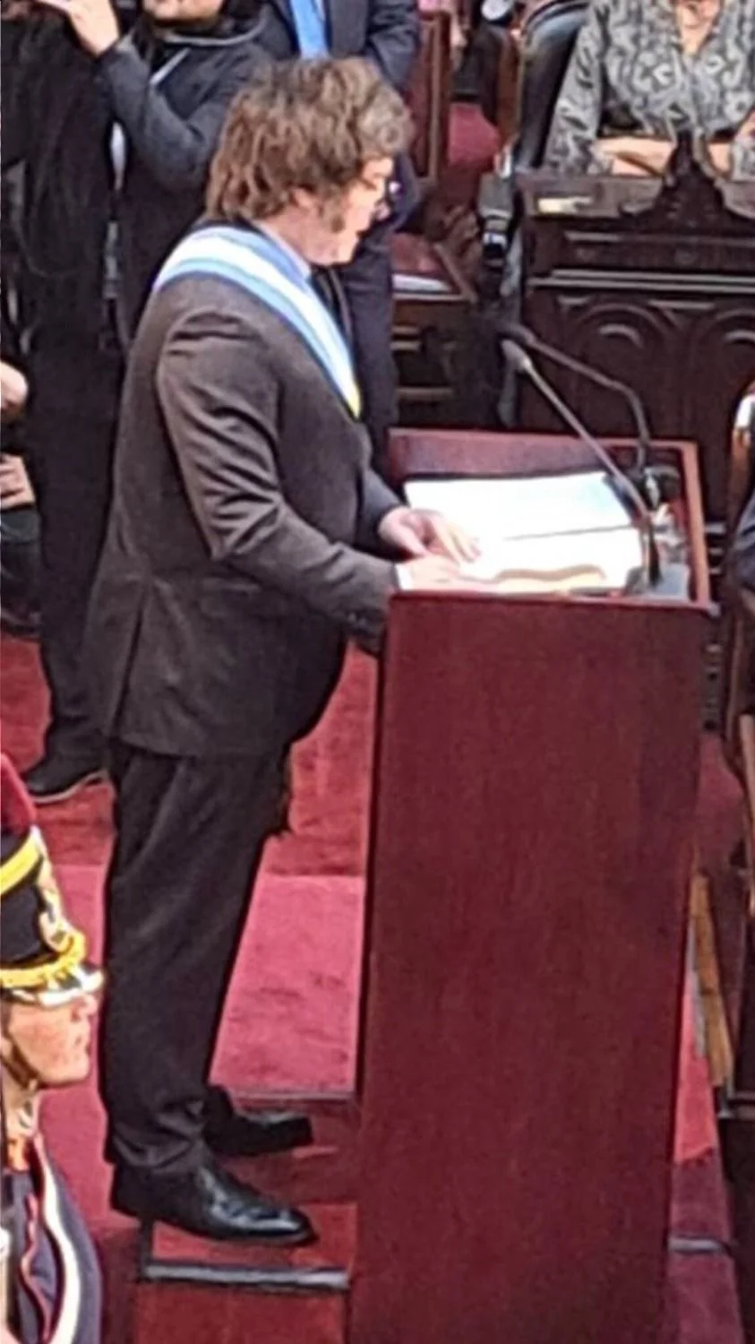 Foto de Milei con un banquito en el atril de apertura de sesiones del congreso
