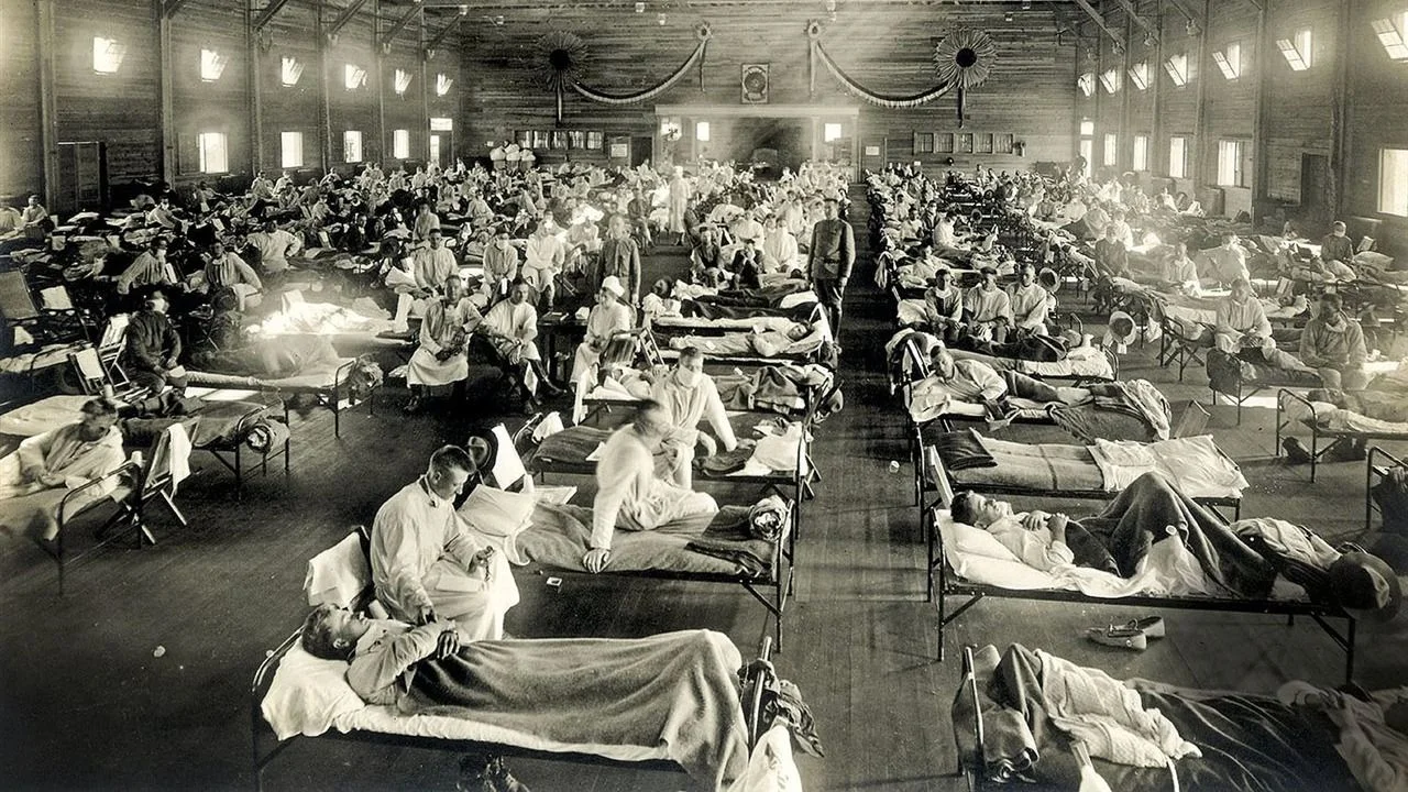 Fotografía de un pabellón lleno de enfermos de Gripe Española