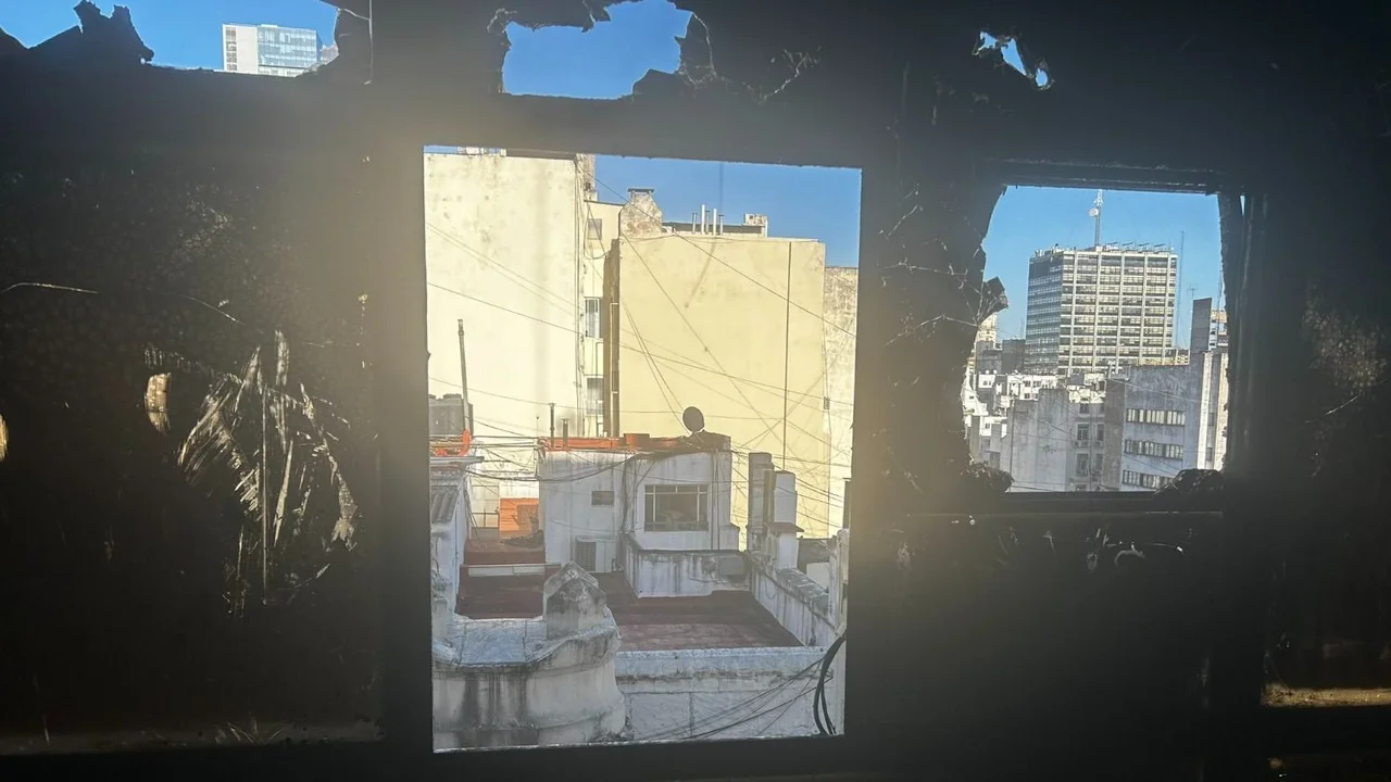 Hacen una campaña para recuperar la redacción de Revista Anfibia tras sufrir un incendio