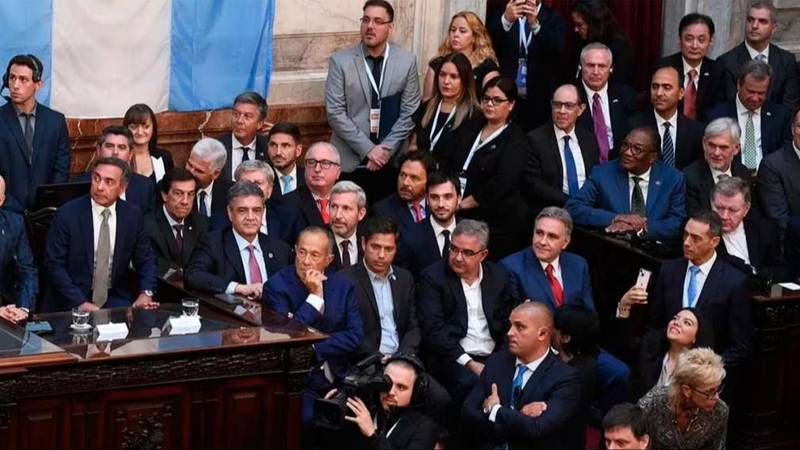 Gobernadores peronistas se suman a la cumbre en Casa Rosada para "escuchar" y esperan por Milei