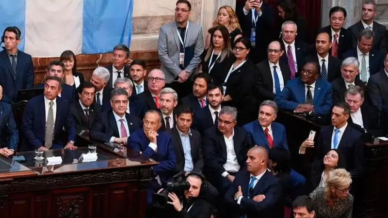 Gobernadores peronistas se suman a la cumbre en Casa Rosada para "escuchar" y esperan por Milei