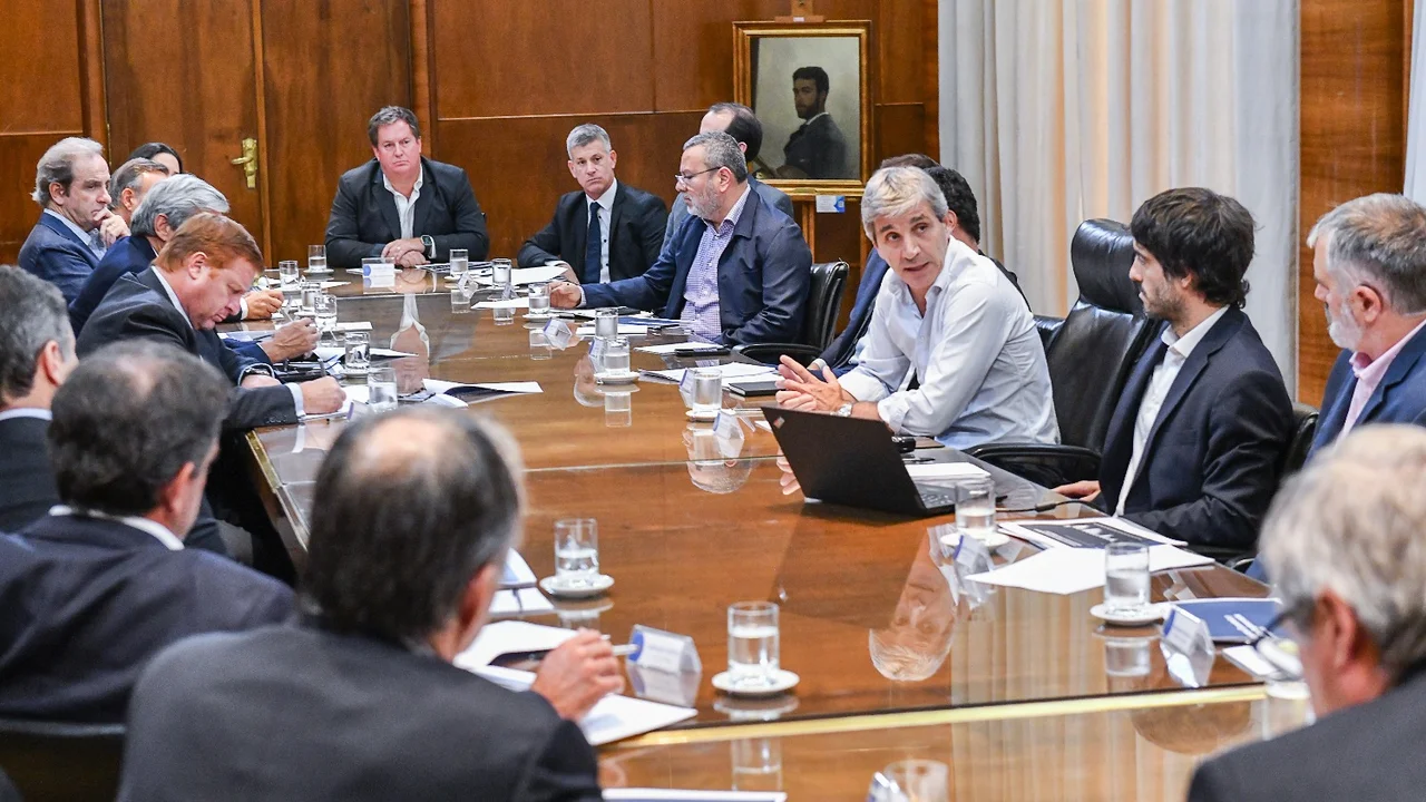 Caputo recibió a empresarios de alimentos, celebró la "desaceleración" de la inflación y pidió moderar aumentos