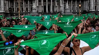 Miles de manifestantes feministas apoyando la Ley de Interrupción Voluntaria del Embarazo Miles de manifestantes feministas apoyando la Ley de Interrupción Voluntaria del Embarazo