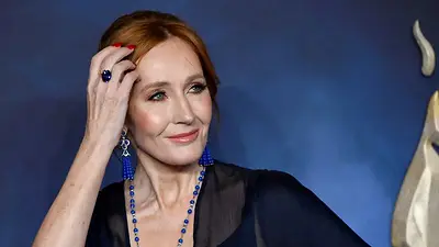 Locutora trans denuncia a J.K. Rowling por sus comentarios en las redes sociales Locutora trans denuncia a J.K. Rowling por sus comentarios en las redes sociales