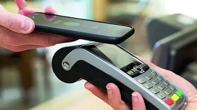 Usuario pagando con la aplicación de Mercado PAgo Usuario pagando con la aplicación de Mercado PAgo