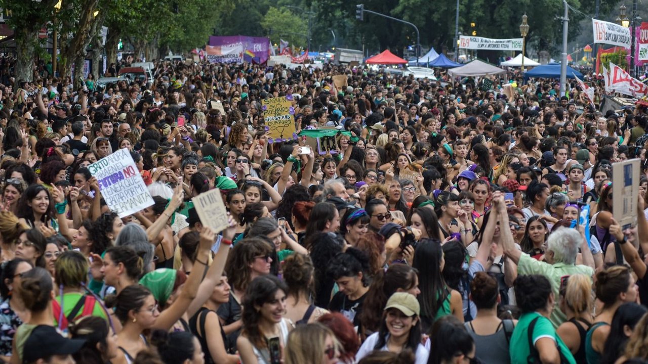 Las 17 mejores fotos de la masiva marcha del 8M contra el ajuste de Milei