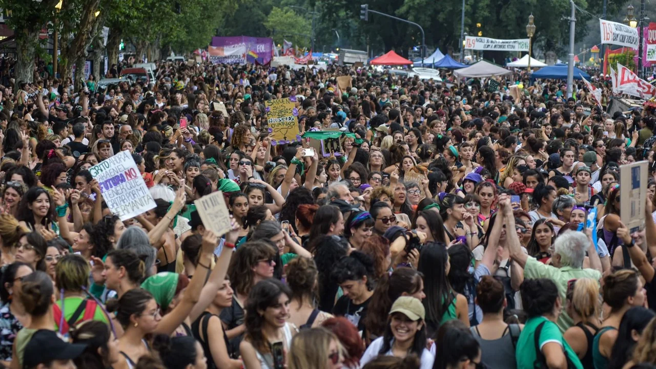 Las 17 mejores fotos de la masiva marcha del 8M contra el ajuste de Milei