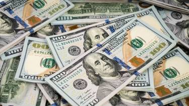 A cuánto abrieron el dólar oficial y el blue este lunes