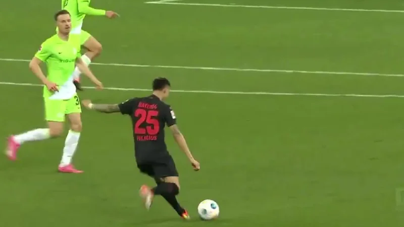 Exequiel Palacios sorprendió a todos con un espectacular pase en la Bundesliga