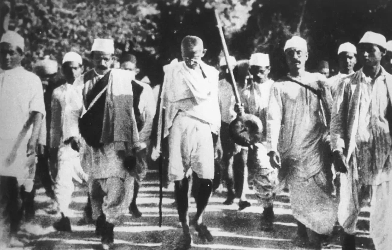 Gandhi conduce la Marcha de la sal 