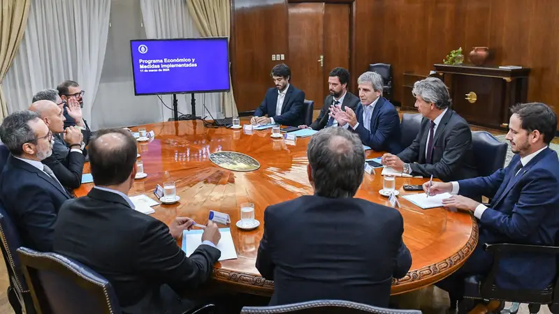 Sin medidas para frenar la inflación, Caputo se reunió con supermercadistas